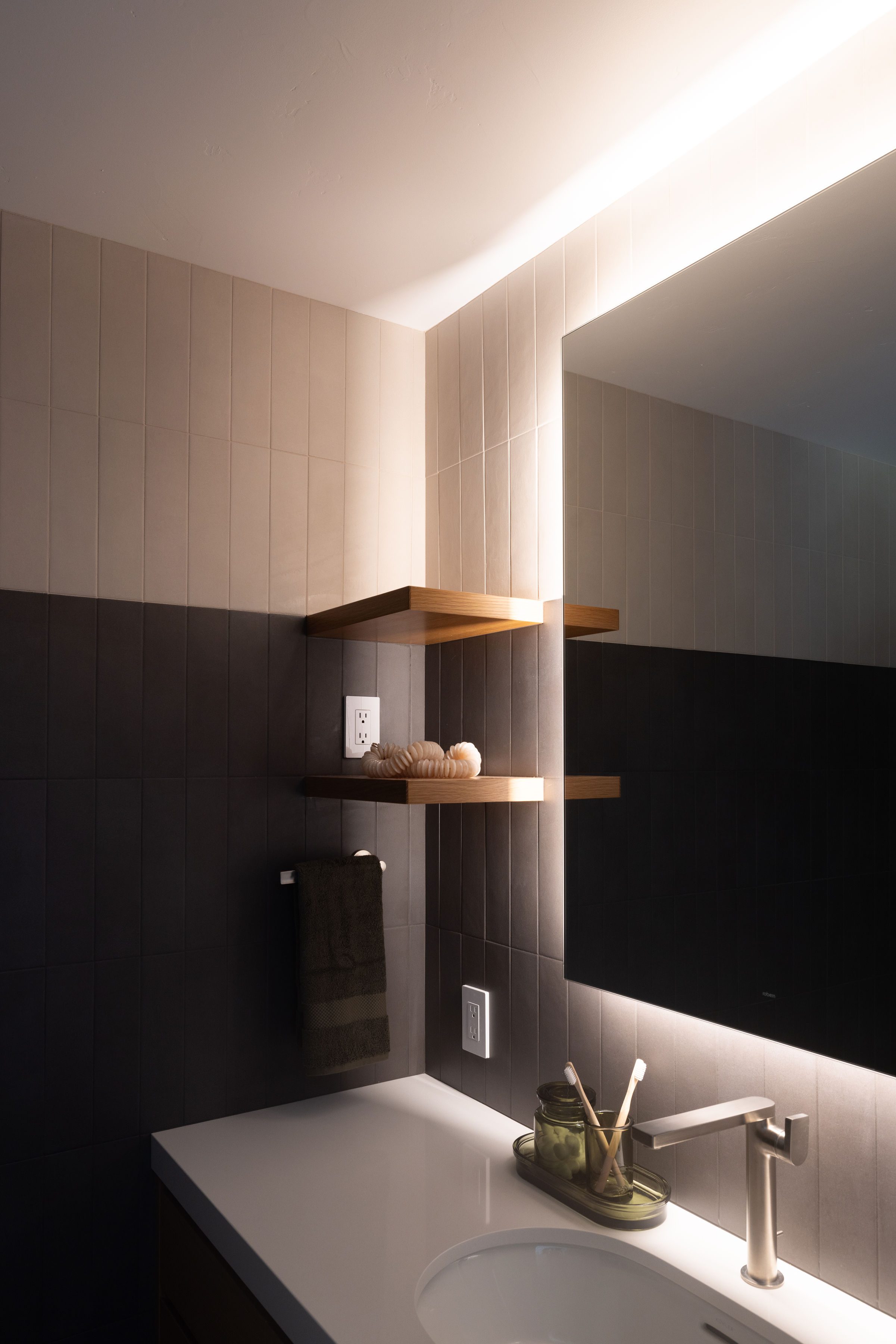 Create-lighting-that-adapts-to-different-needs-as-part-of-a-primary-suite-bathroom-design