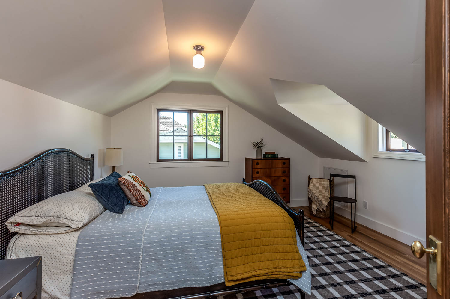 Quiet-home-office-or-bedroom-means-thoughtful-separation-of-spaces